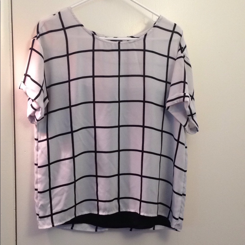 🎉HP🎉 Black and white top with fly away back - Picture 2 of 4